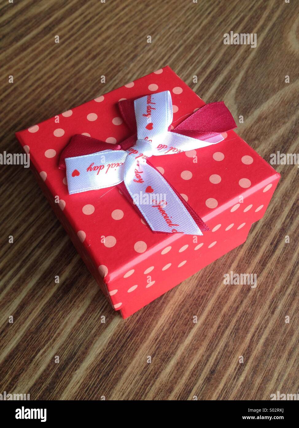 Regalo rosso - Immagine stock catturata con smartphone