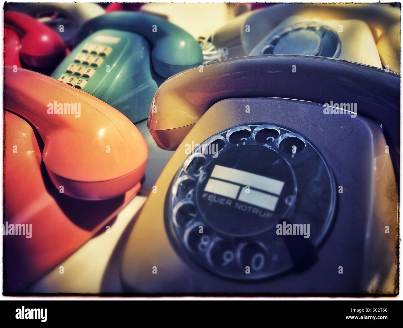 Un gruppo di colorati telefoni vintage Foto Stock