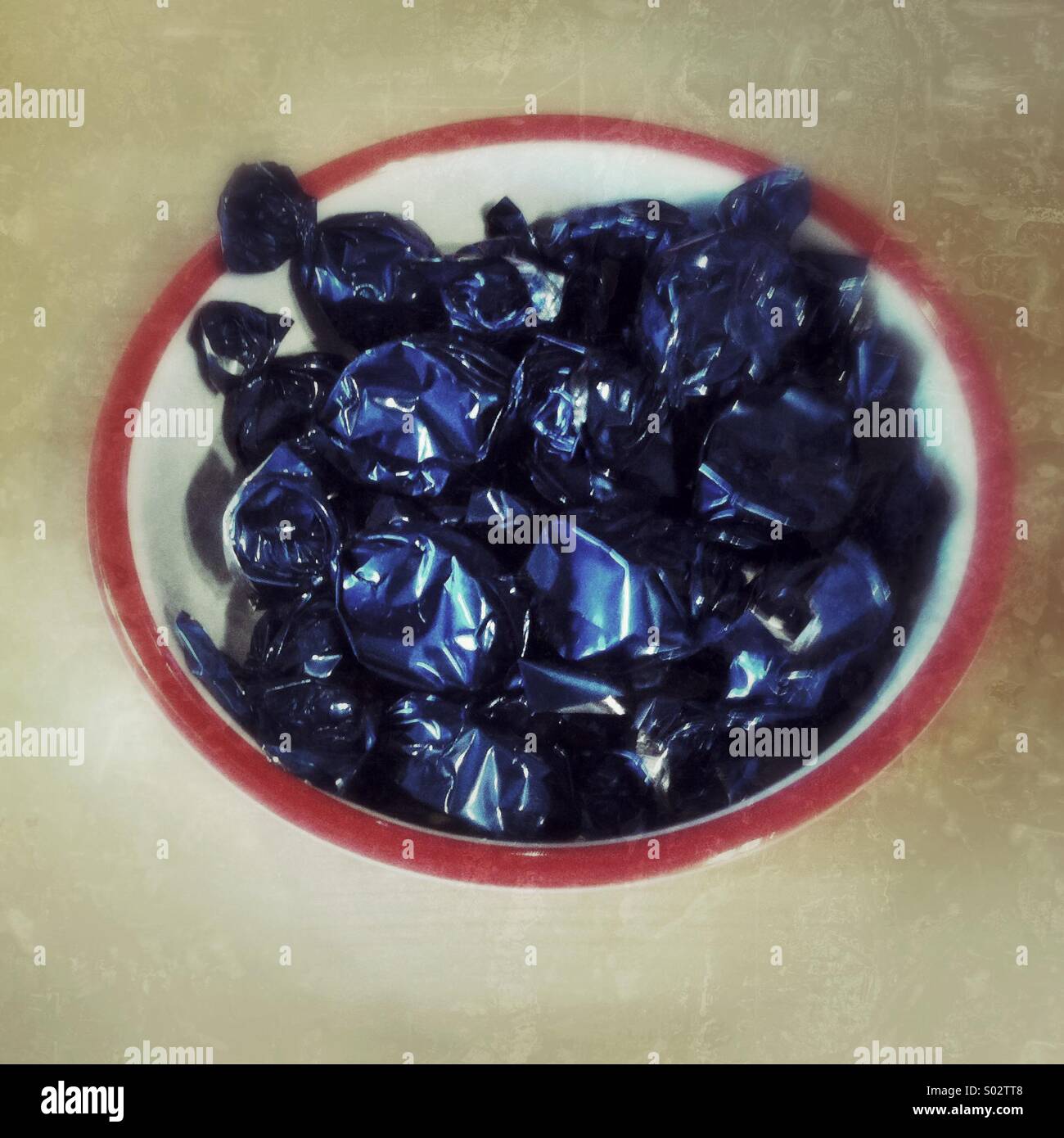 Una ciotola di caramelle toffee - Immagine stock catturata con smartphone