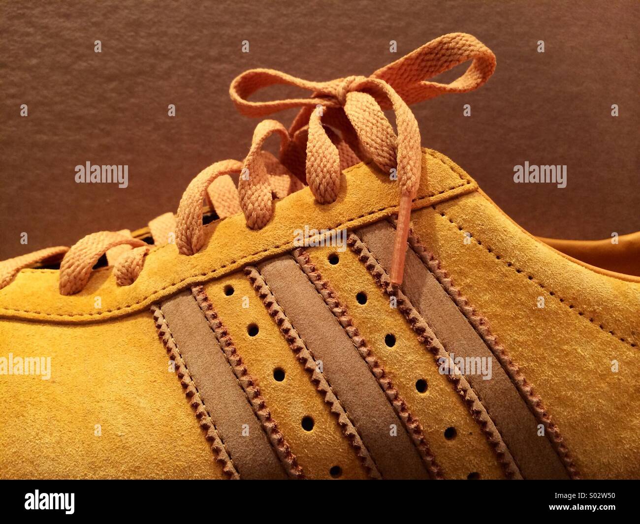 In pelle scamosciata giallo Adidas trainer scarpa. Foto Stock