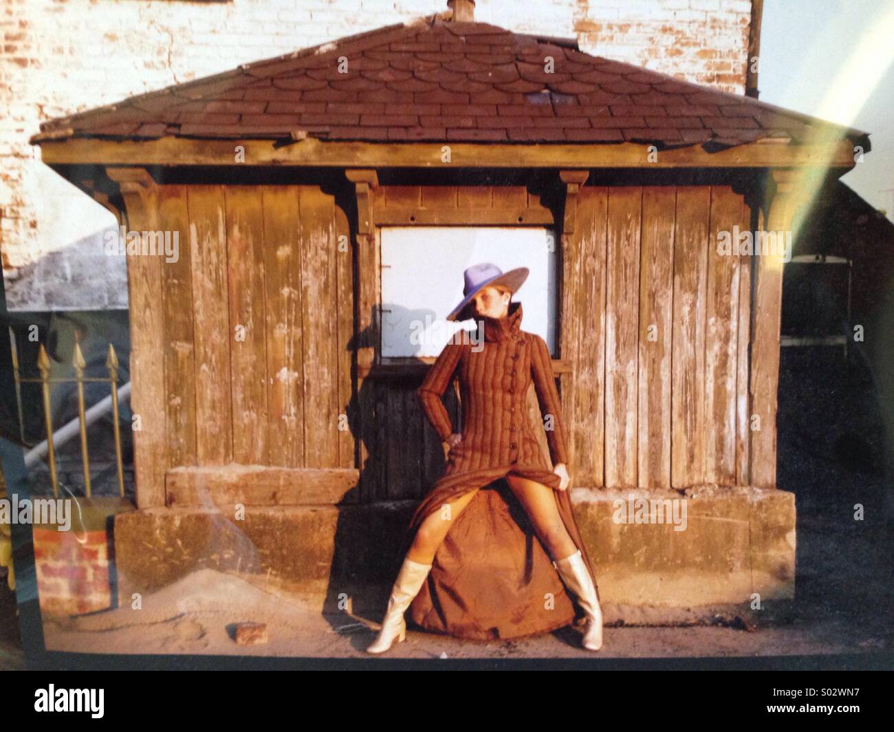 Anni sessanta originale colpo di moda giovane donna indossa Biba ricoprire gli stivali e il cappello in Cardiff Docklands 1967 Foto Stock