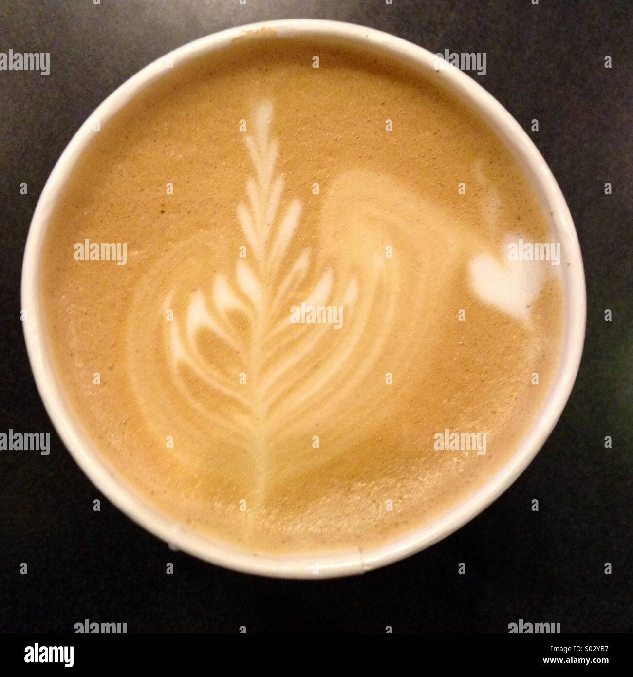 Latte vaporizzato e caffè espresso cappuccino in una tazza Foto Stock