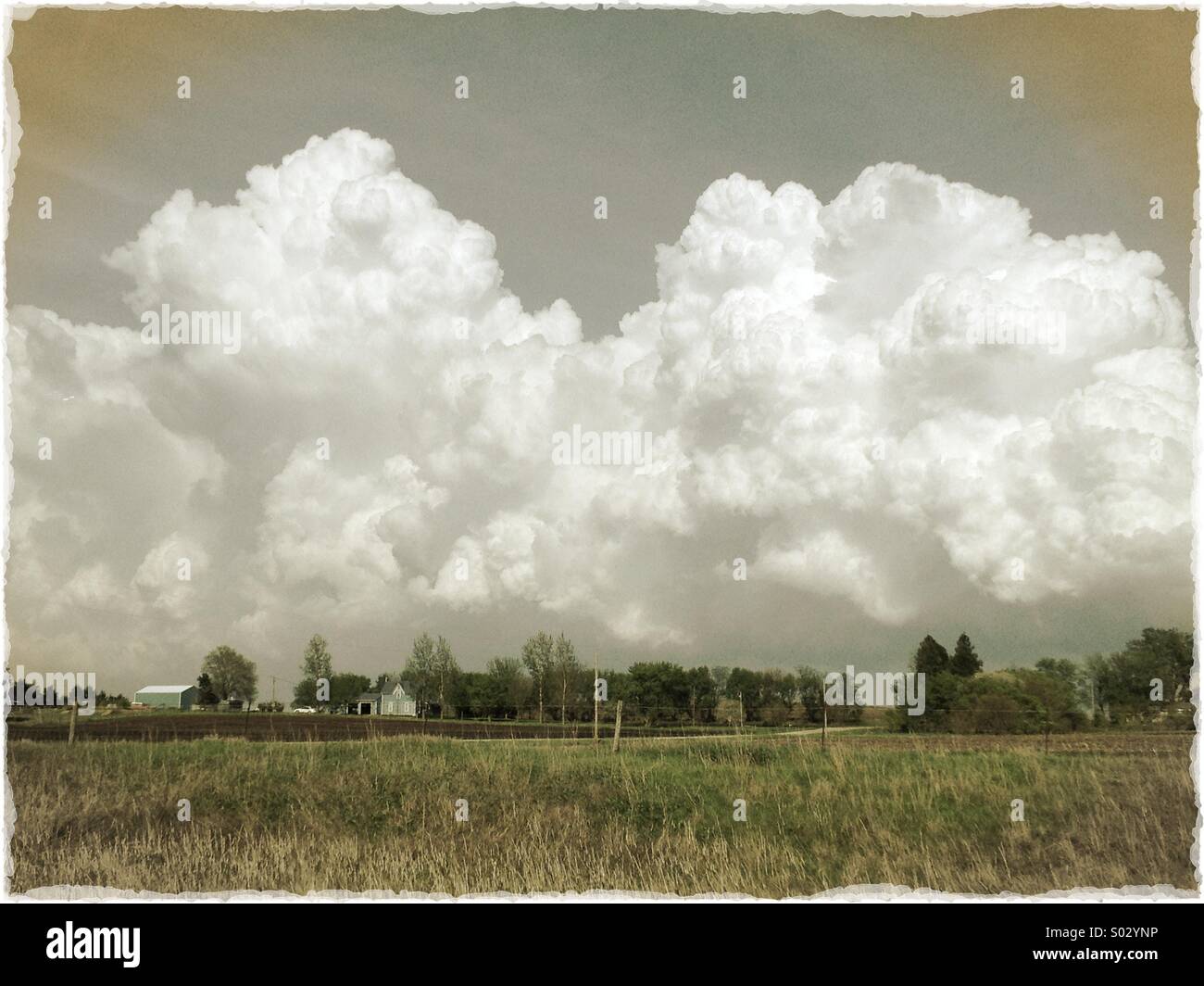 Una grande tempesta nube su una fattoria. Foto Stock