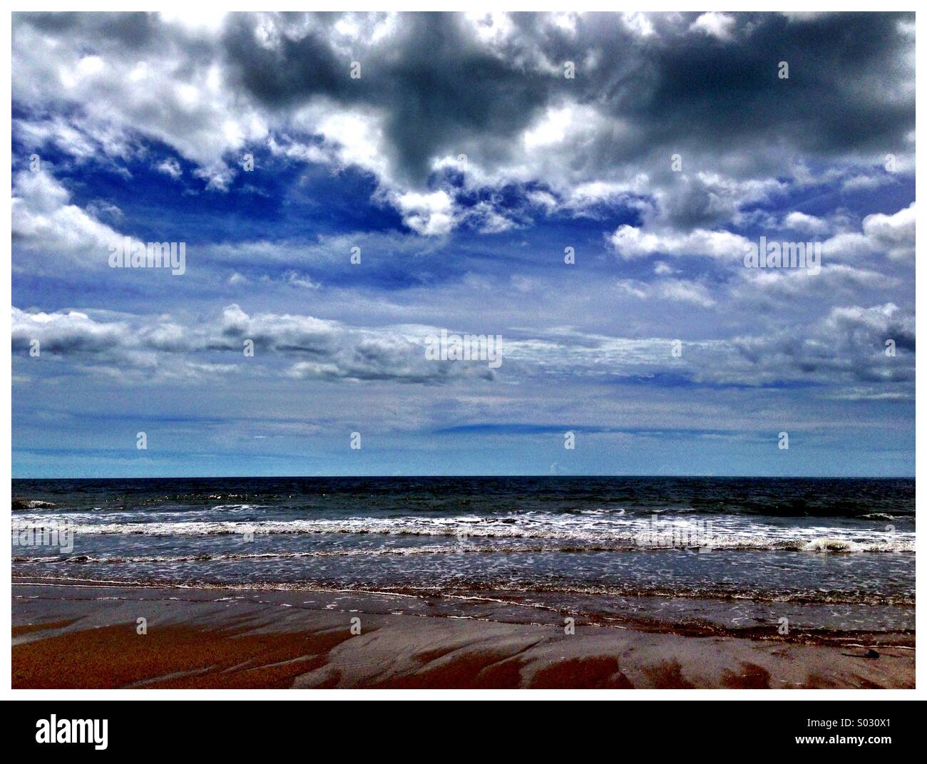 Spiaggia scena dopo la tempesta Foto stock - Alamy