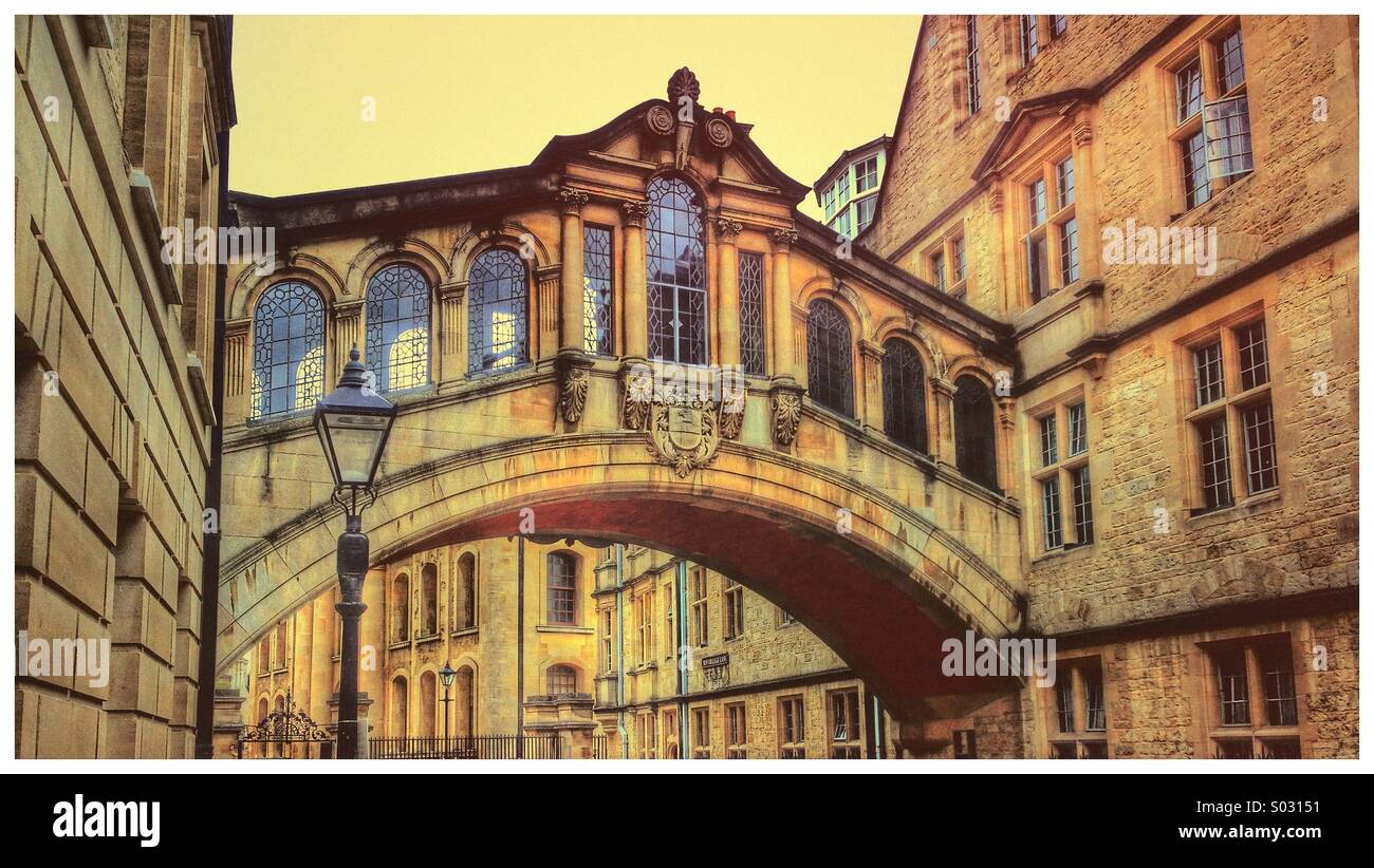 Ponte dei Sospiri su nuovo College Lane, Oxford, Inghilterra. Skyway collegando il vecchio e il nuovo quadrangolari di Hertford College, Università di Oxford. Un architettonica della città di Oxford. - Immagine stock catturata con smartphone