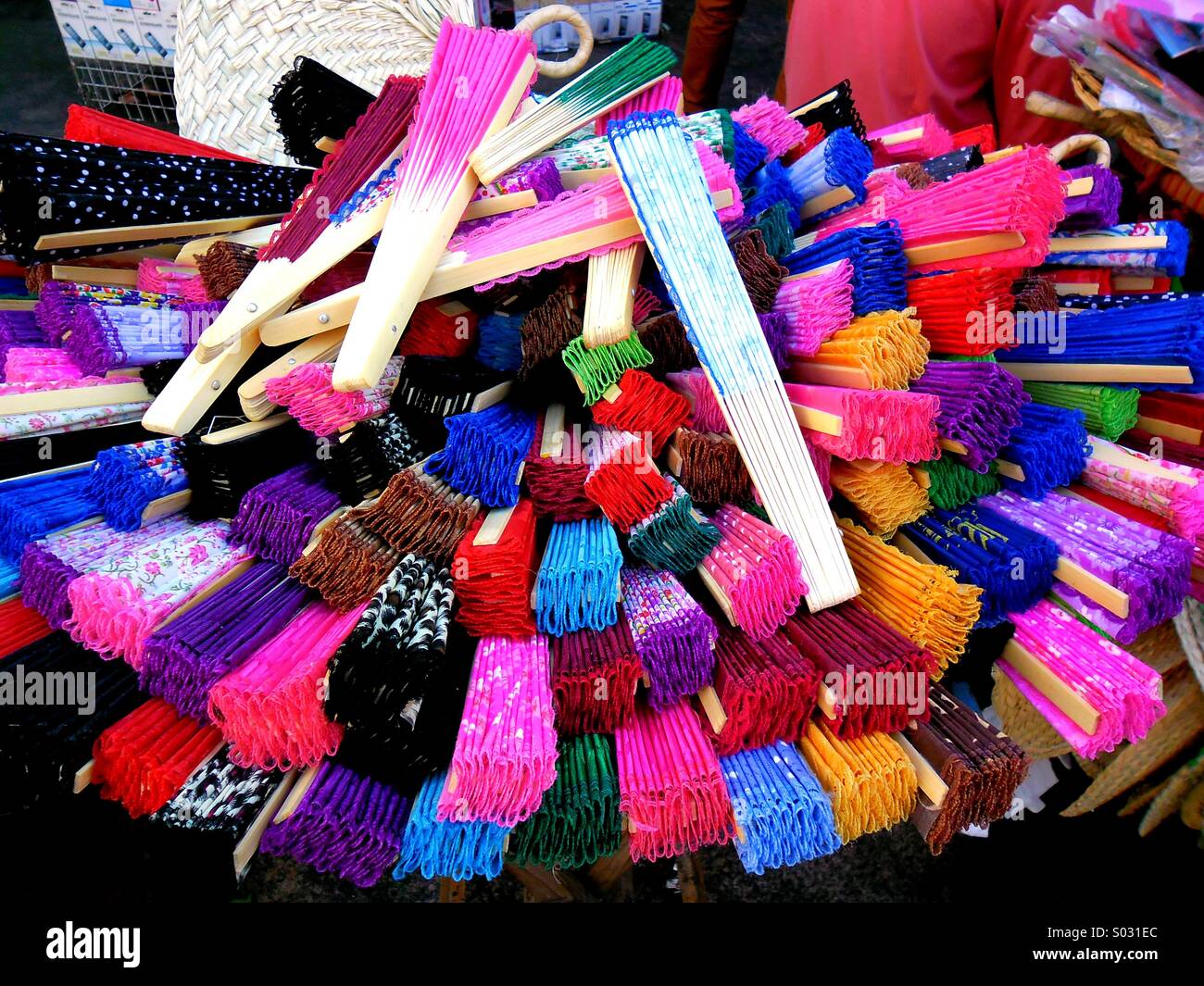 Ventilatori colorati venduti nelle strade di Quiapo, Manila, Filippine in Asia Foto Stock