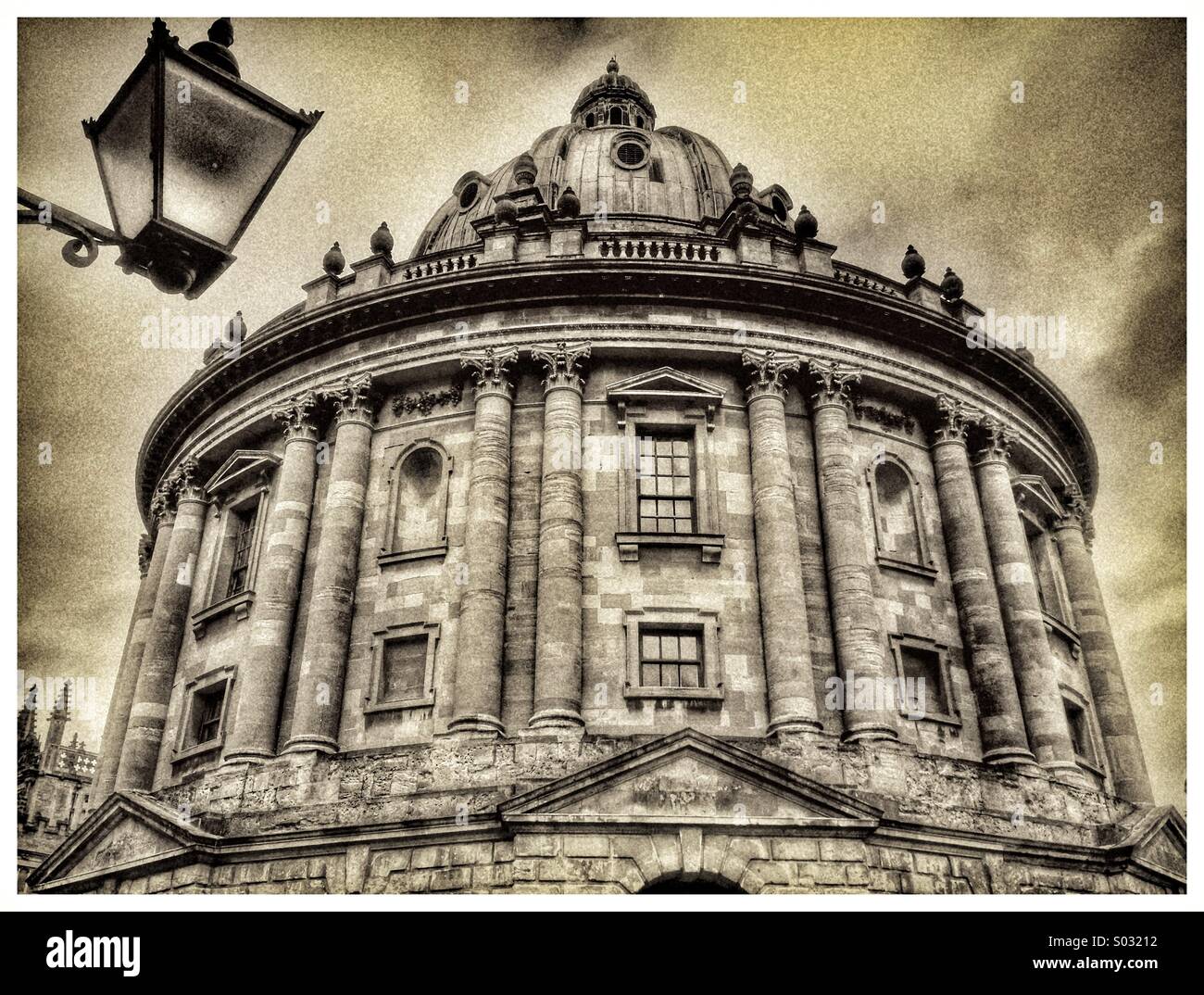 Radcliffe Camera, Radcliffe Square, Università di Oxford, Oxfordshire, Inghilterra. Non è una vera e propria fotocamera ma un edificio neoclassico di alloggiamento del Radcliffe Science Library. Costruito da James Gibbs 1737-1749. - Immagine stock catturata con smartphone