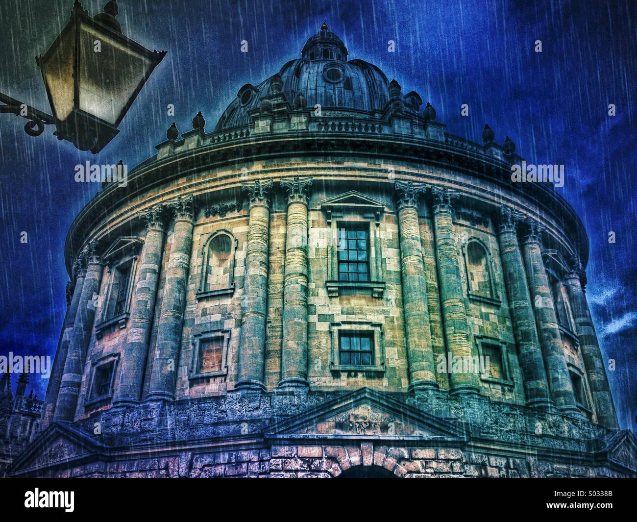 Radcliffe Camera sotto la pioggia, Radcliffe Square, Università di Oxford, Oxford, Inghilterra. Non è una vera e propria fotocamera ma un edificio neoclassico di alloggiamento del Radcliffe Science Library. Costruito tra il 1737 & 1749. - Immagine stock catturata con smartphone