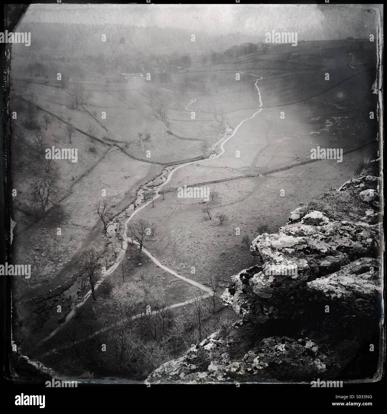 Vista dalla pavimentazione di pietra calcarea Malham Cove Yorkshire Foto Stock