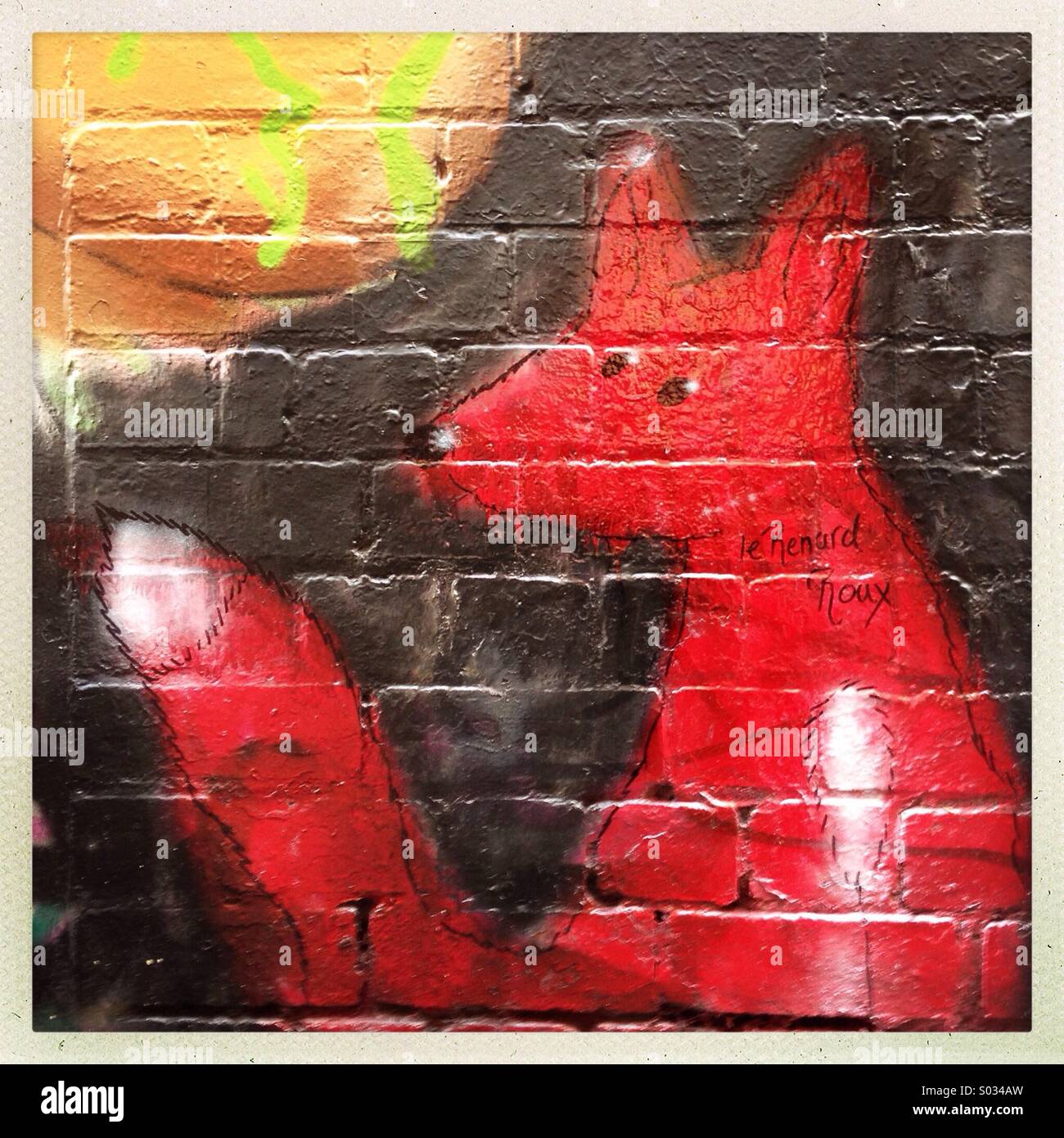 Graffiti street art di una volpe Foto Stock