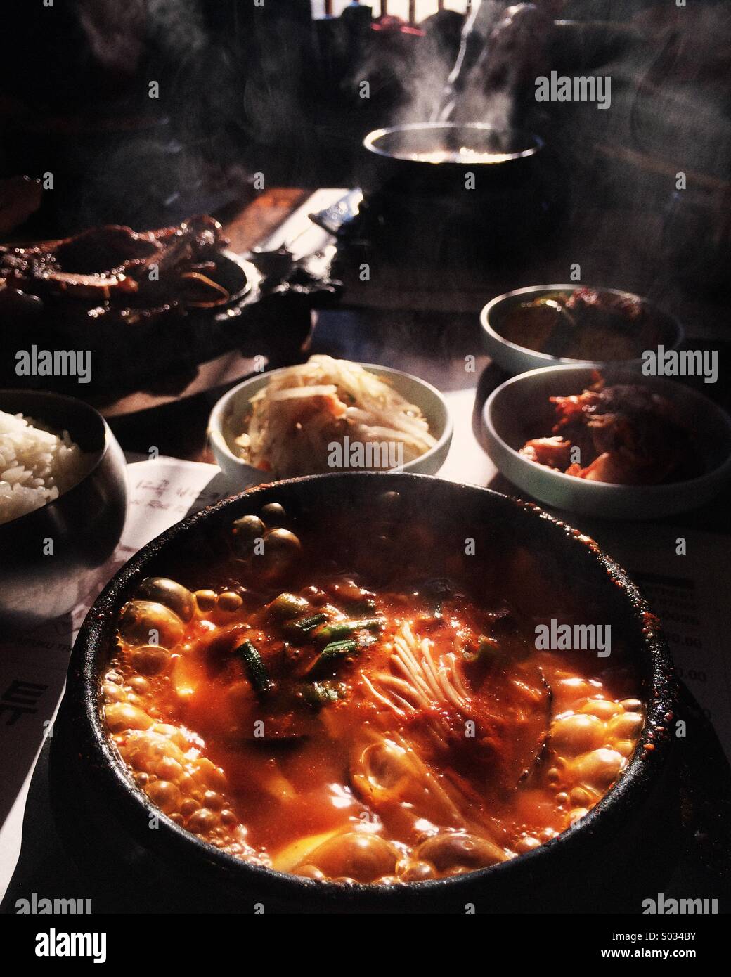 Soondubu, coreano caldo stufato di tofu, servito bollente con pachan e galbi presso un ristorante coreano nel New Jersey , USA. Foto Stock