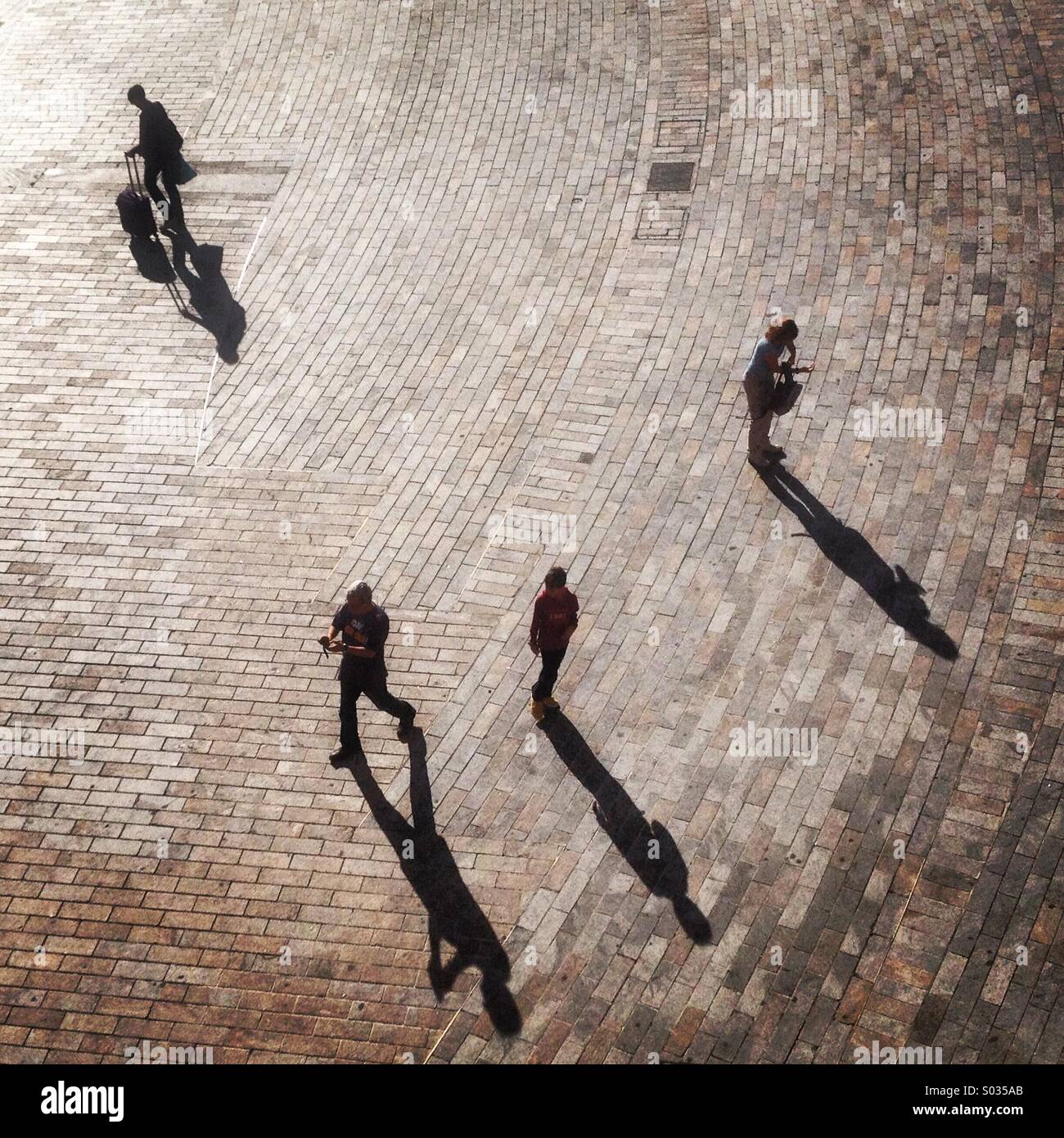 La gente le ombre sono espressi nella piazza di Plaza Mayor e a Caceres, Estremadura, Spagna Foto Stock