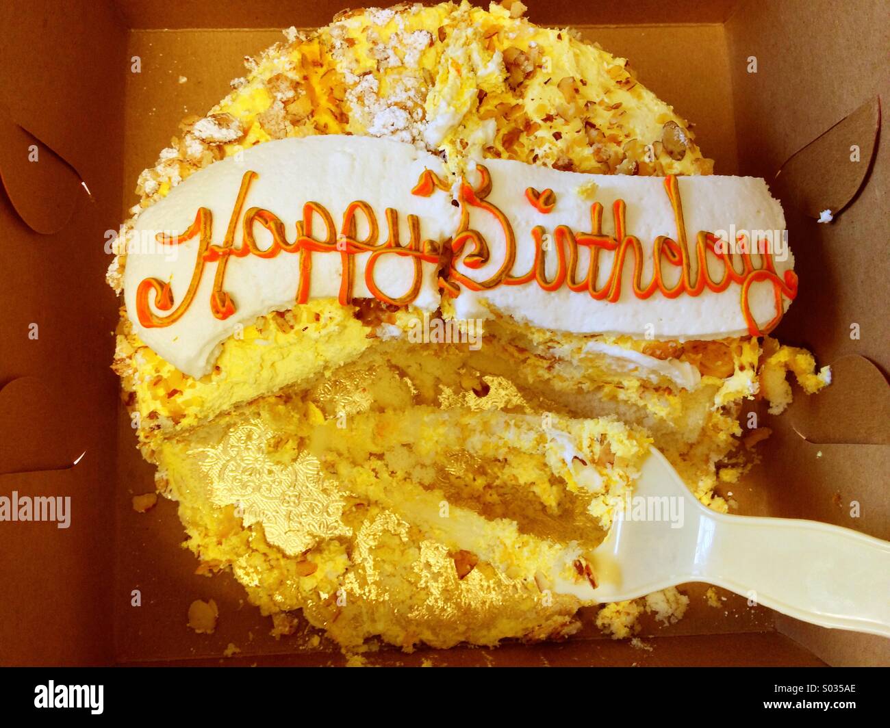 Mezza mangiata bruciato la torta di mandorle - Immagine stock catturata con smartphone