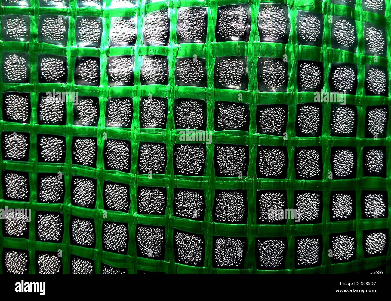 La formazione di condensa sulla plastica crescere House - Immagine stock catturata con smartphone