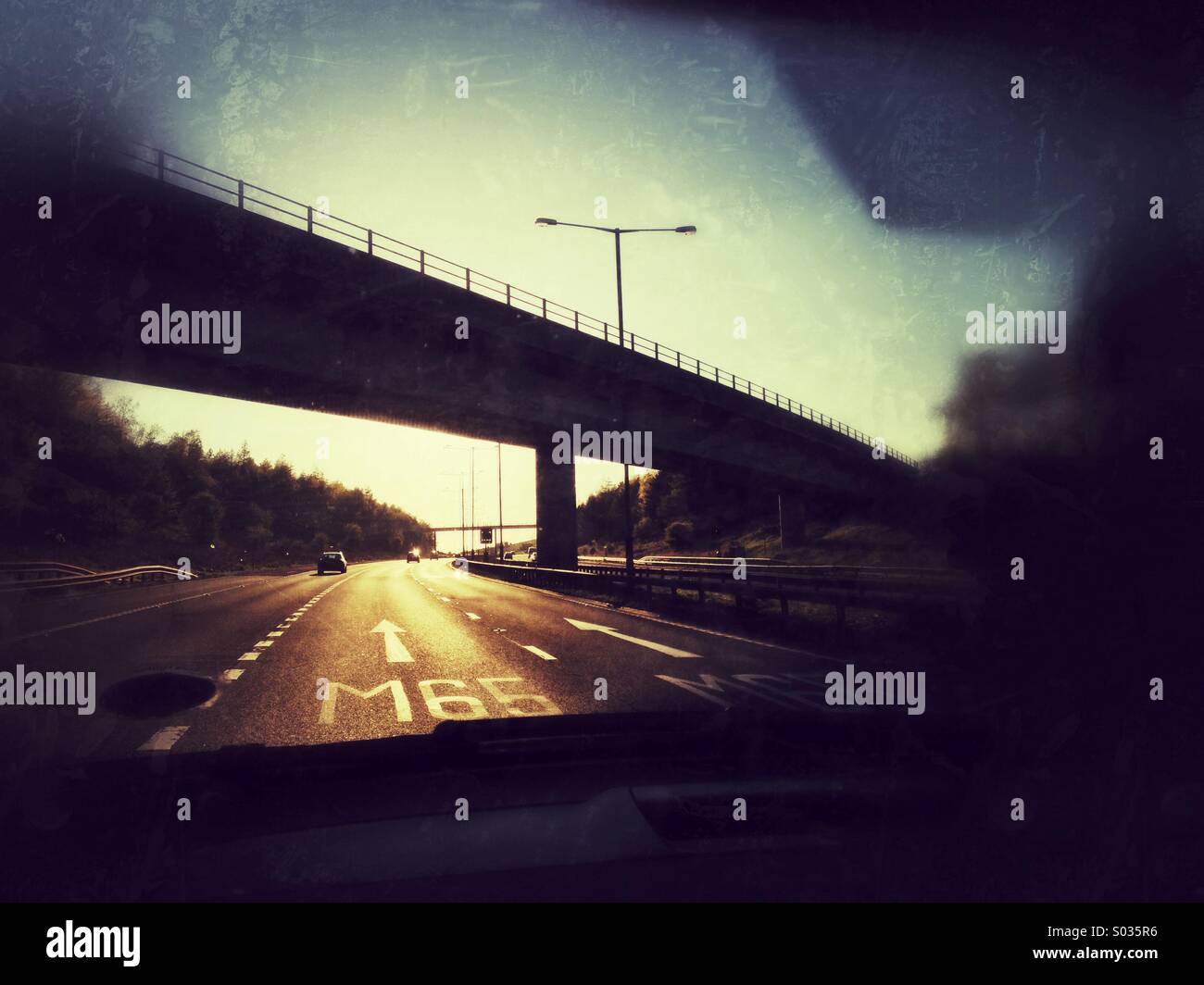 La guida in sun sulla autostrada M65 - Immagine stock catturata con smartphone