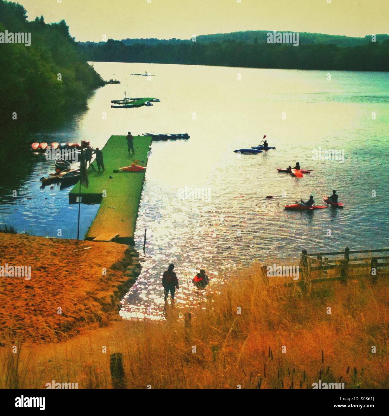Canoisti paddling in un lago, Surrey, Regno Unito - Immagine stock catturata con smartphone