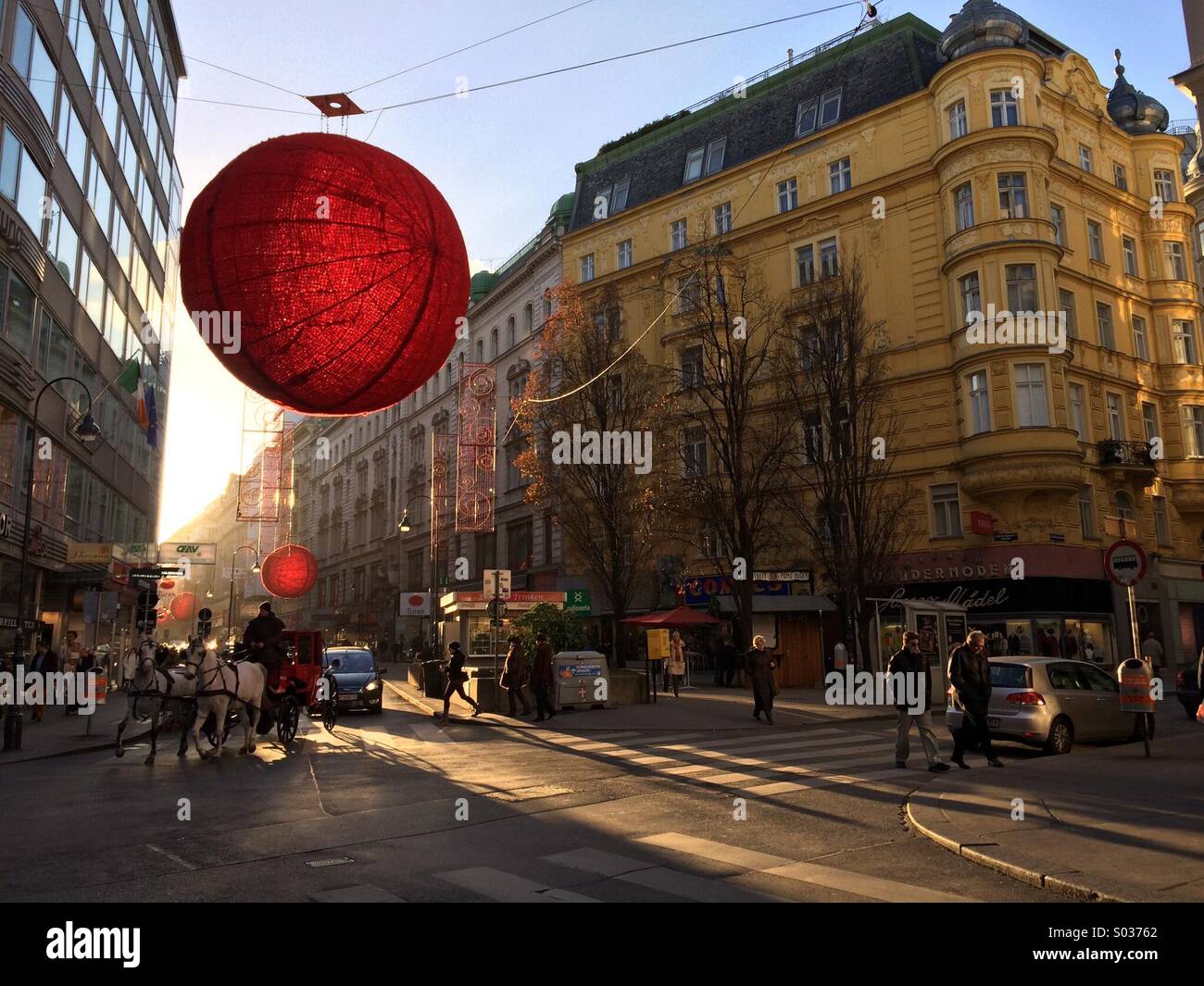 Vienna, Austria - le strade del centro della città sono decorate con red decorazioni di Natale. Foto Stock