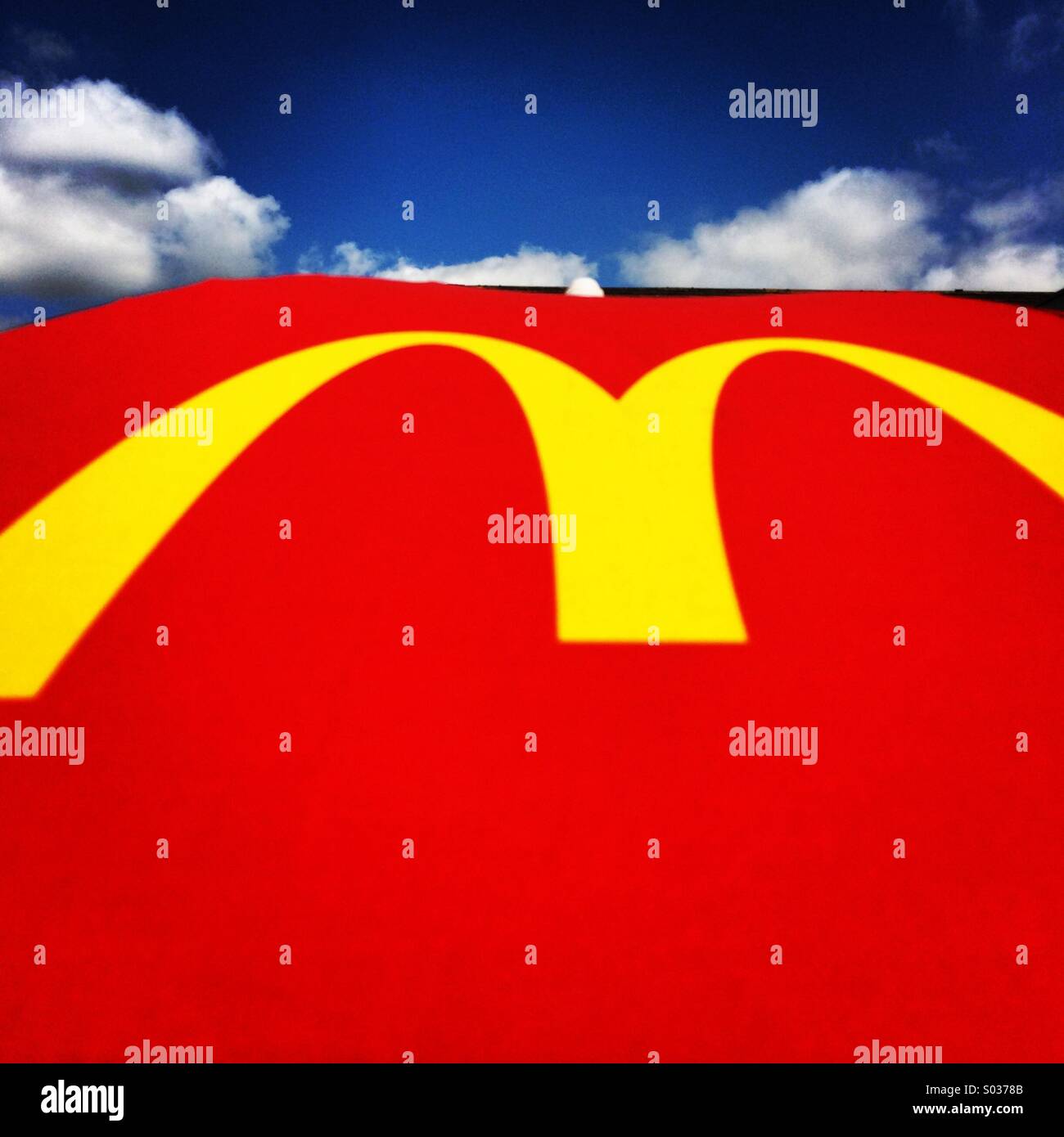 McDonalds logo su un ombrello. - Immagine stock catturata con smartphone