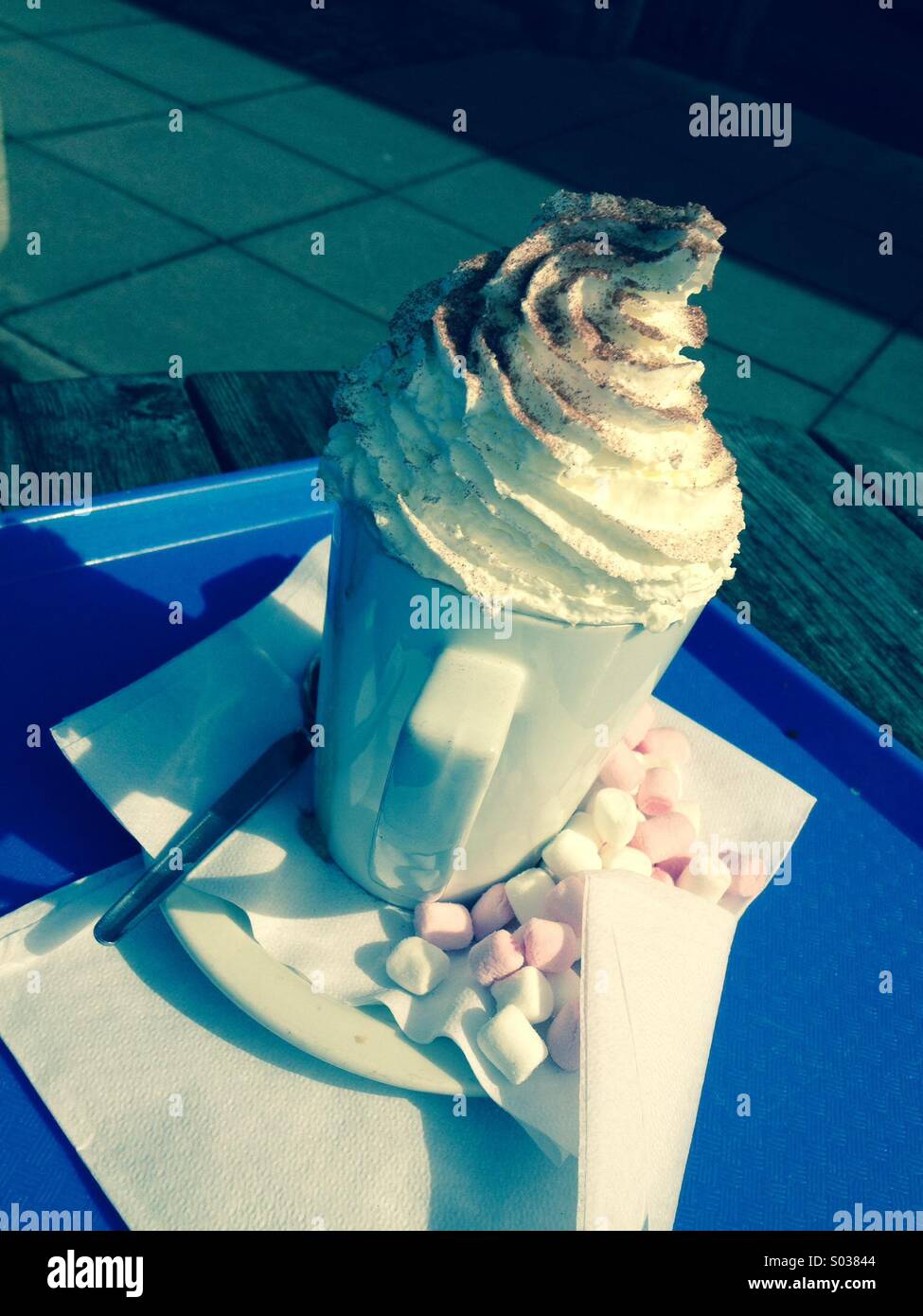 Cioccolata calda con panna in al di fuori di sole - Immagine stock catturata con smartphone