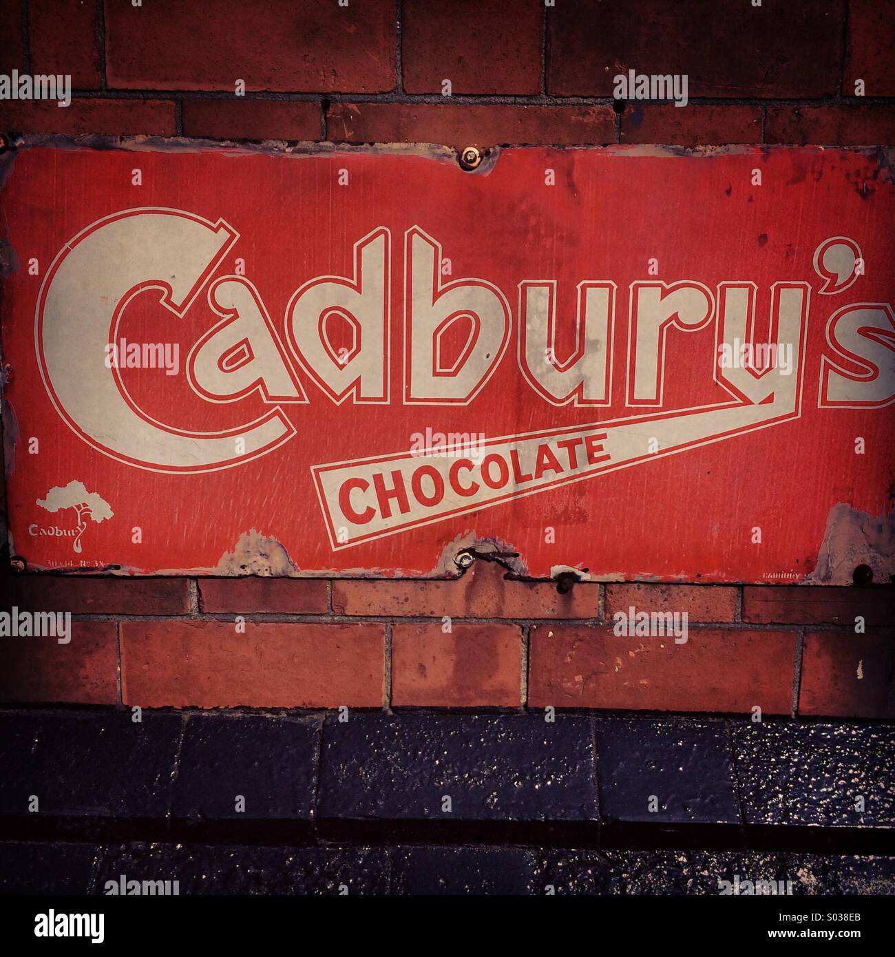 Vintage autentico cioccolato Cadbury annuncio di metallo poster. Foto Stock