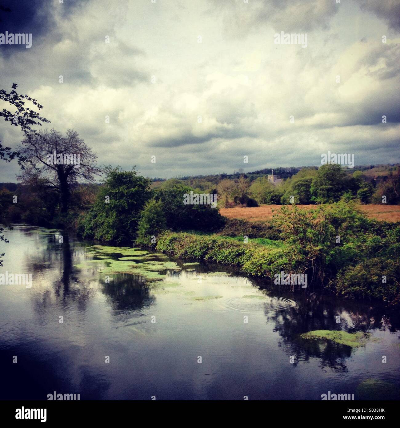 Le viste verso St Cross Hospital dall'Itchen Percorso di navigazione. Winchester, Hampshire. Foto Stock