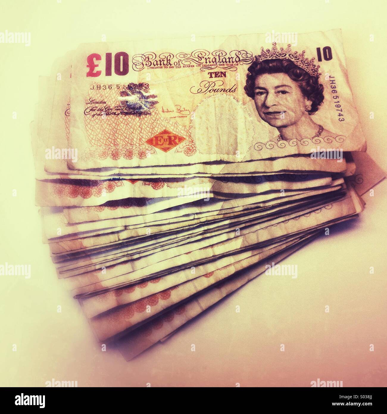 Pila di dieci pound note - Immagine stock catturata con smartphone