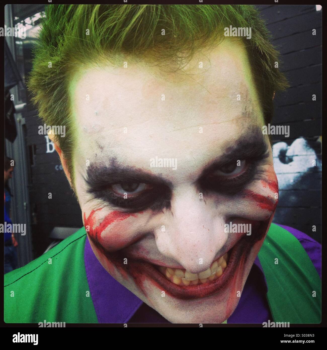 Persona che indossa 'Joker' fare fino al comic con Foto Stock