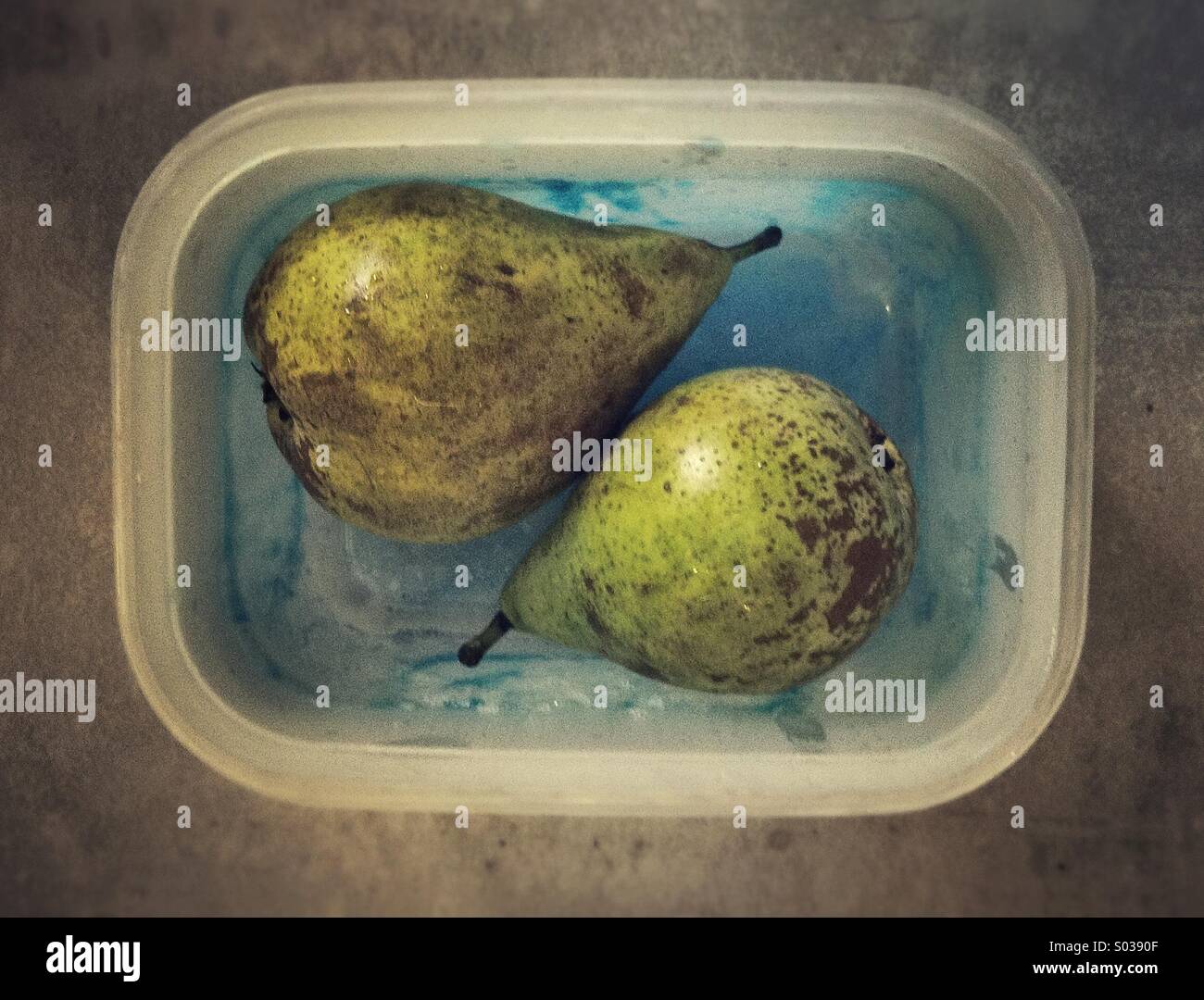 Un paio di pere in un freddo contenitore in plastica - Immagine stock catturata con smartphone