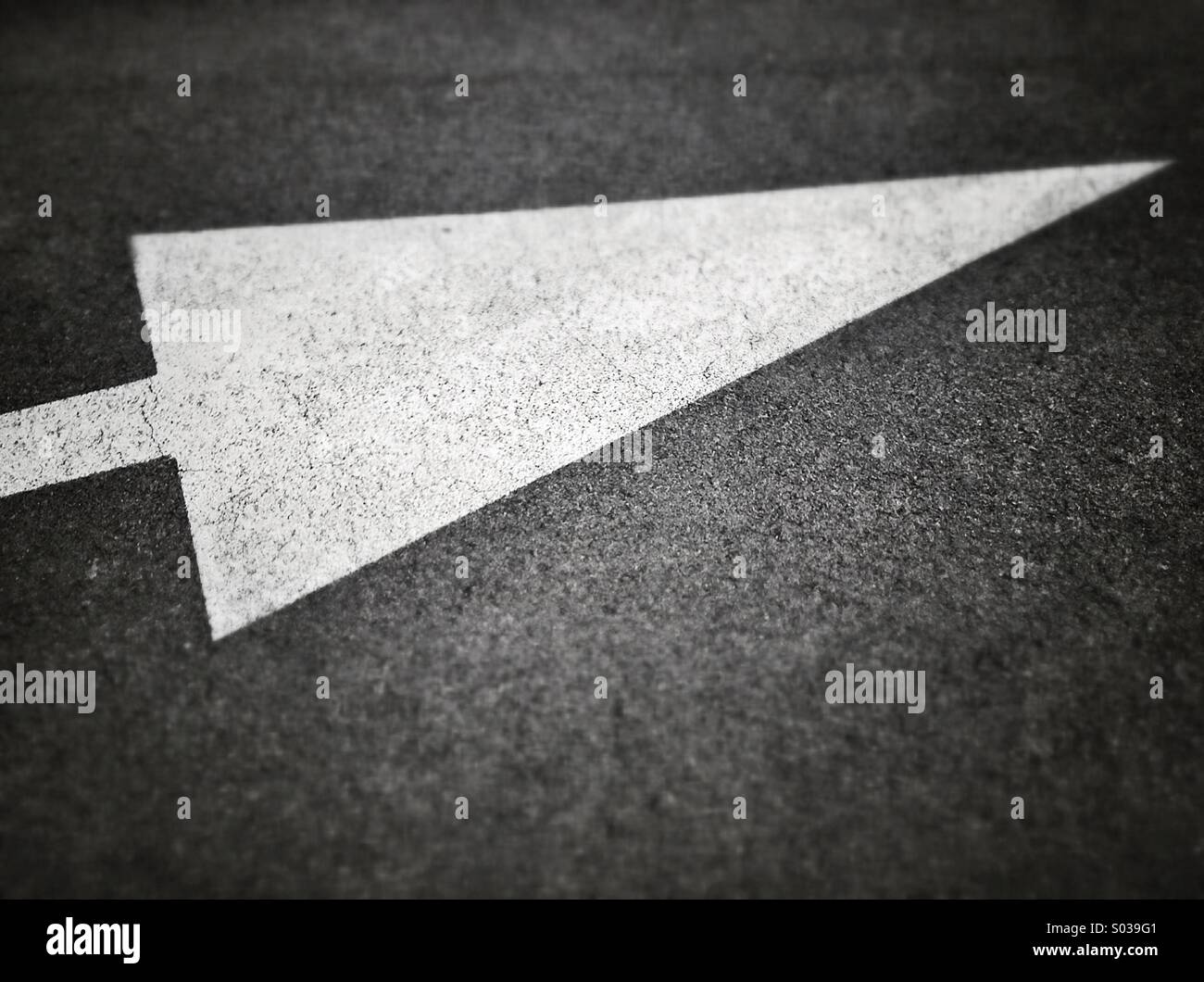 Segno di freccia su asfalto - Immagine stock catturata con smartphone