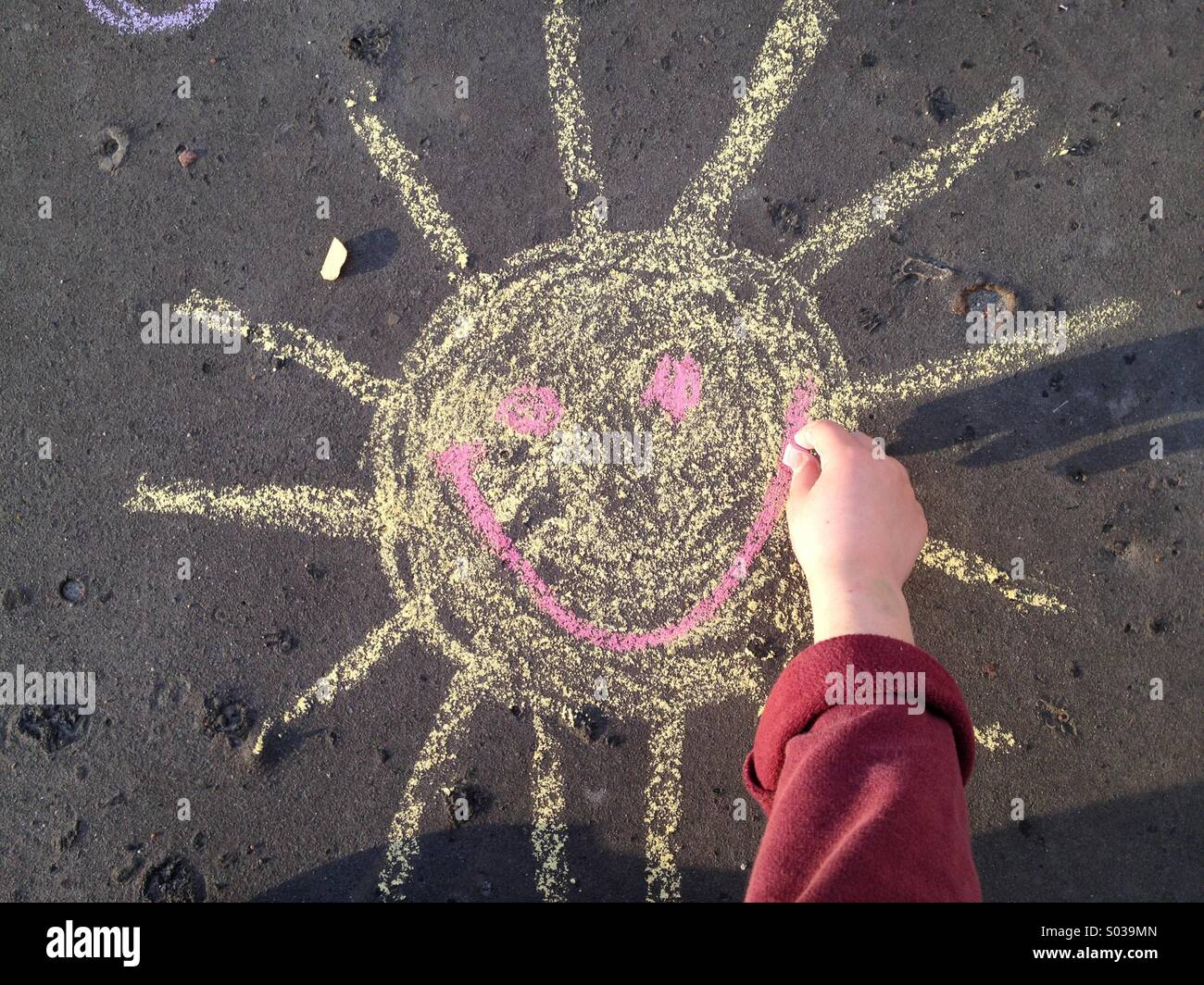 Pittura a mano sorridente sun con un gesso Foto Stock