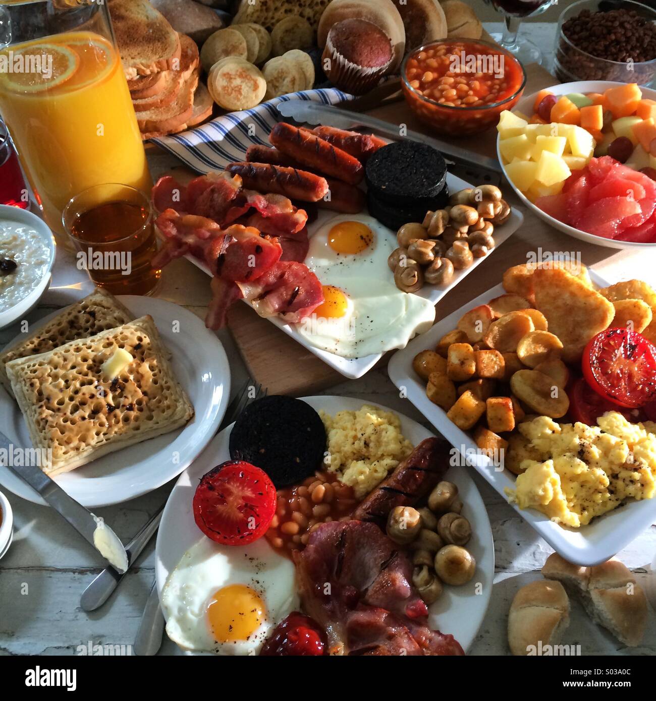 La colazione che mostra una vasta gamma di piatti tradizionali Inglesi scelte Foto Stock
