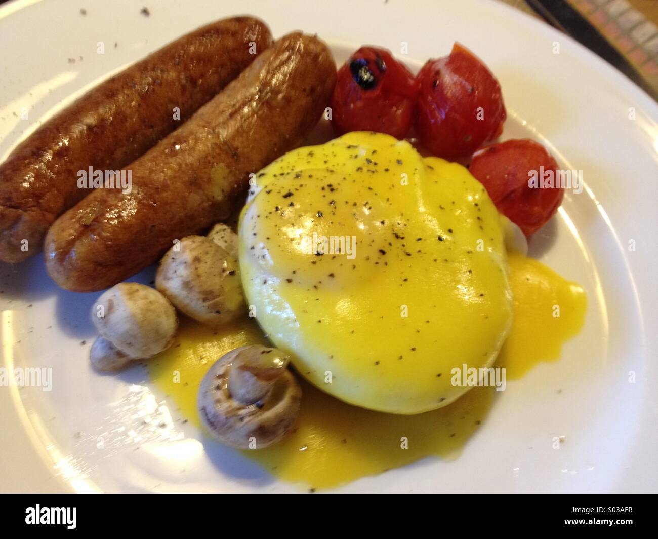 La prima colazione con uova in camicia e salsa olandese. Foto Stock