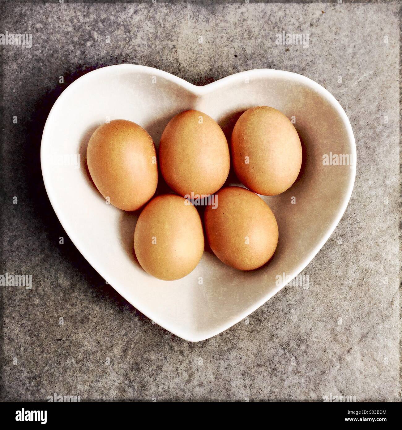 Uova nel cuore ciotola sagomata Foto Stock