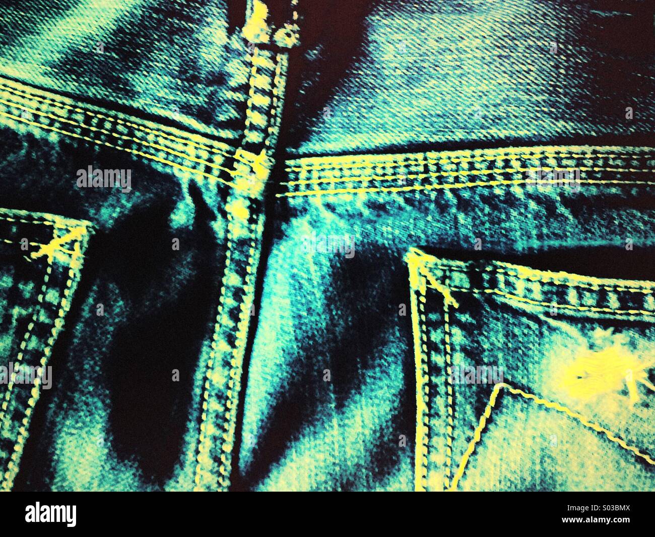 Dettaglio di cucitura posteriore su sbiadito jeans da uomo - Immagine stock catturata con smartphone