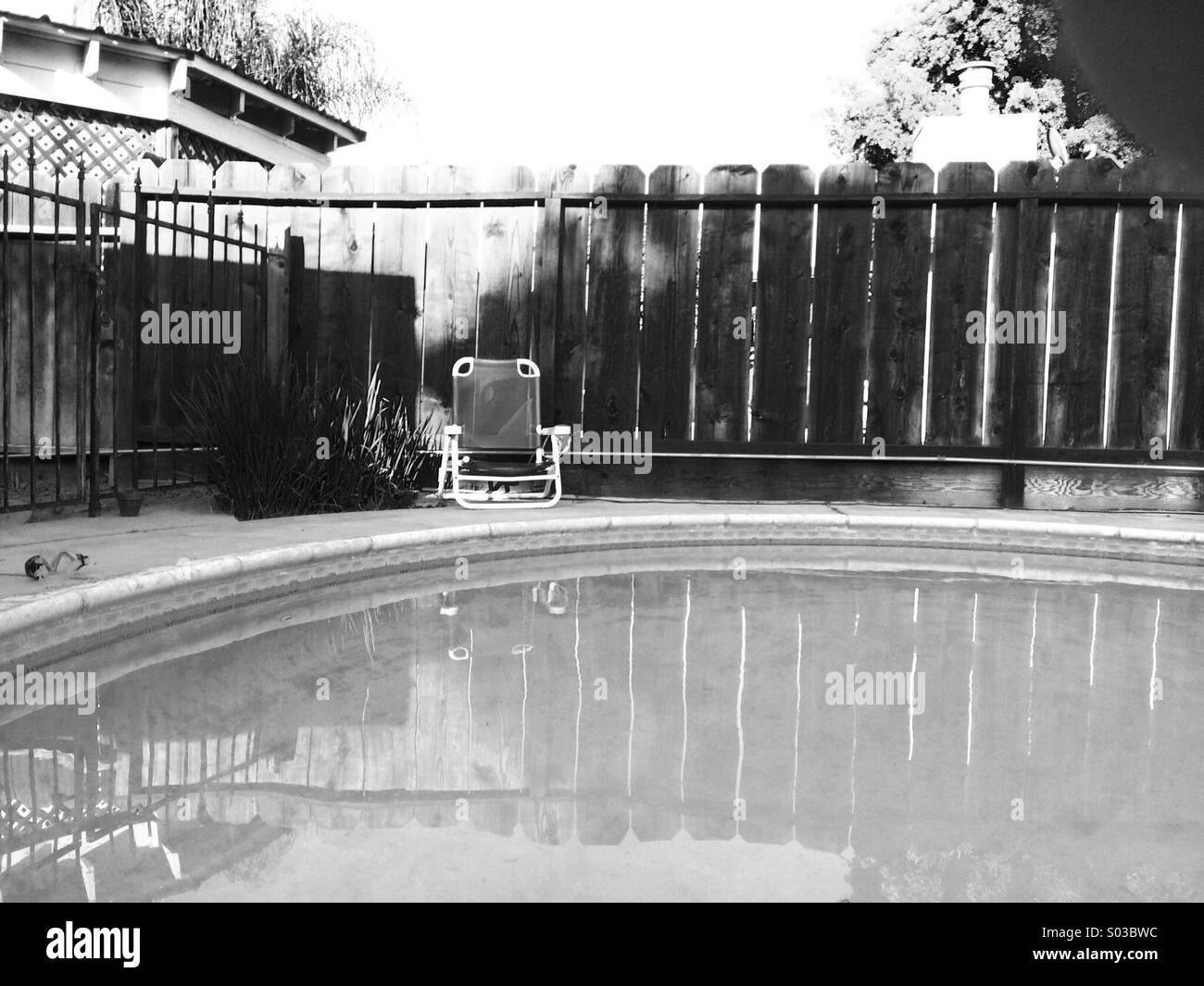 Poltrona accanto ad una piscina Foto Stock