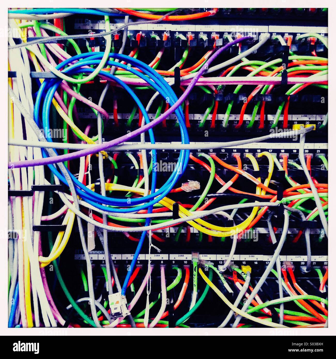 L'interno di una unità di telecomunicazioni con più fili colorati. Foto Stock