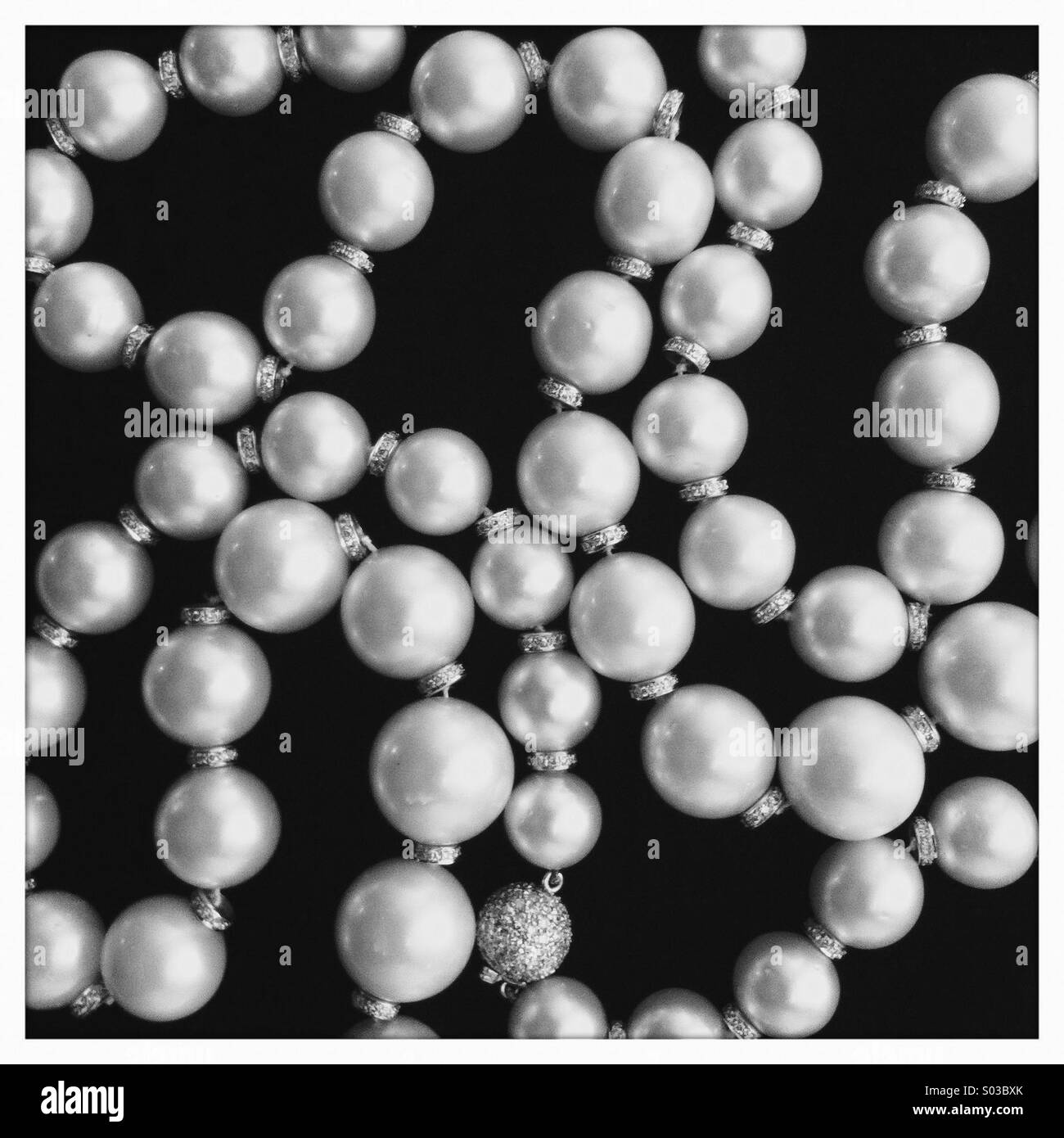 Una collana di perle su sfondo nero Foto Stock