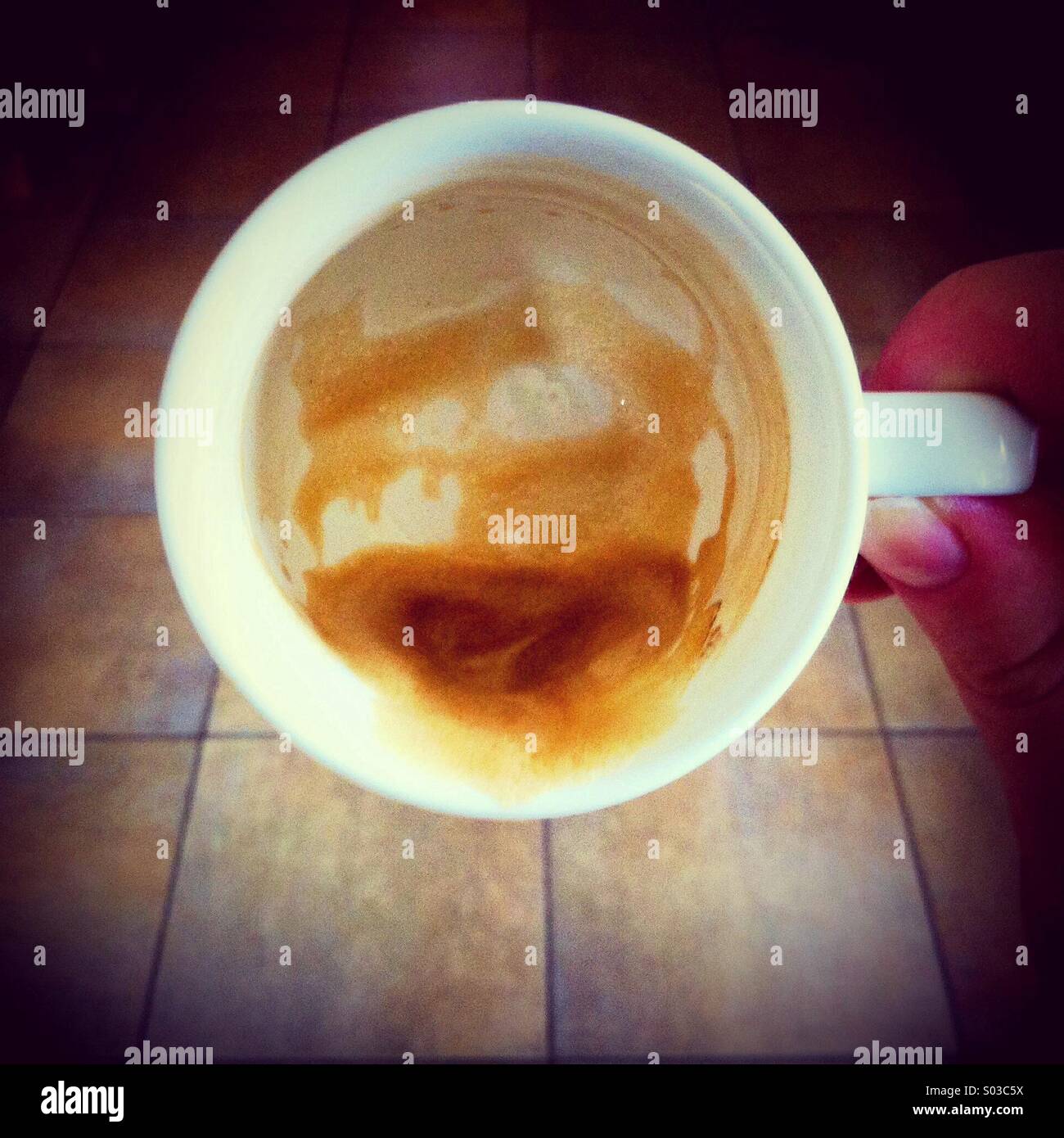 Ultima feccia di caffè da una tazza di espresso - Immagine stock catturata con smartphone