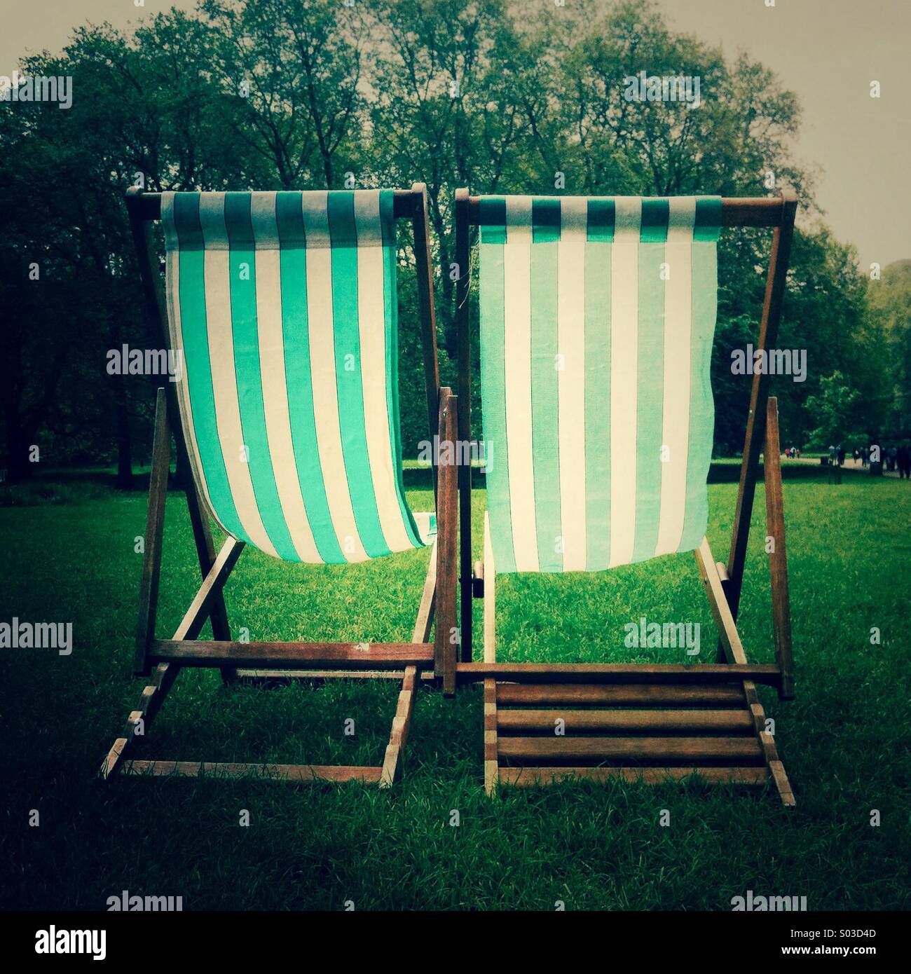 Vuoto due sdraio nel parco verde. Londra England Regno Unito. Foto Stock