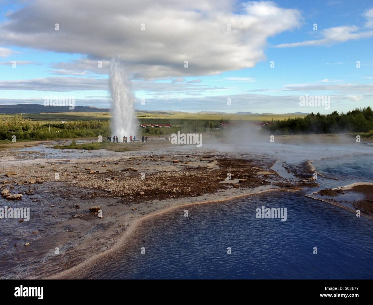Strokkur ben noto Geysir in Islanda - Immagine stock catturata con smartphone