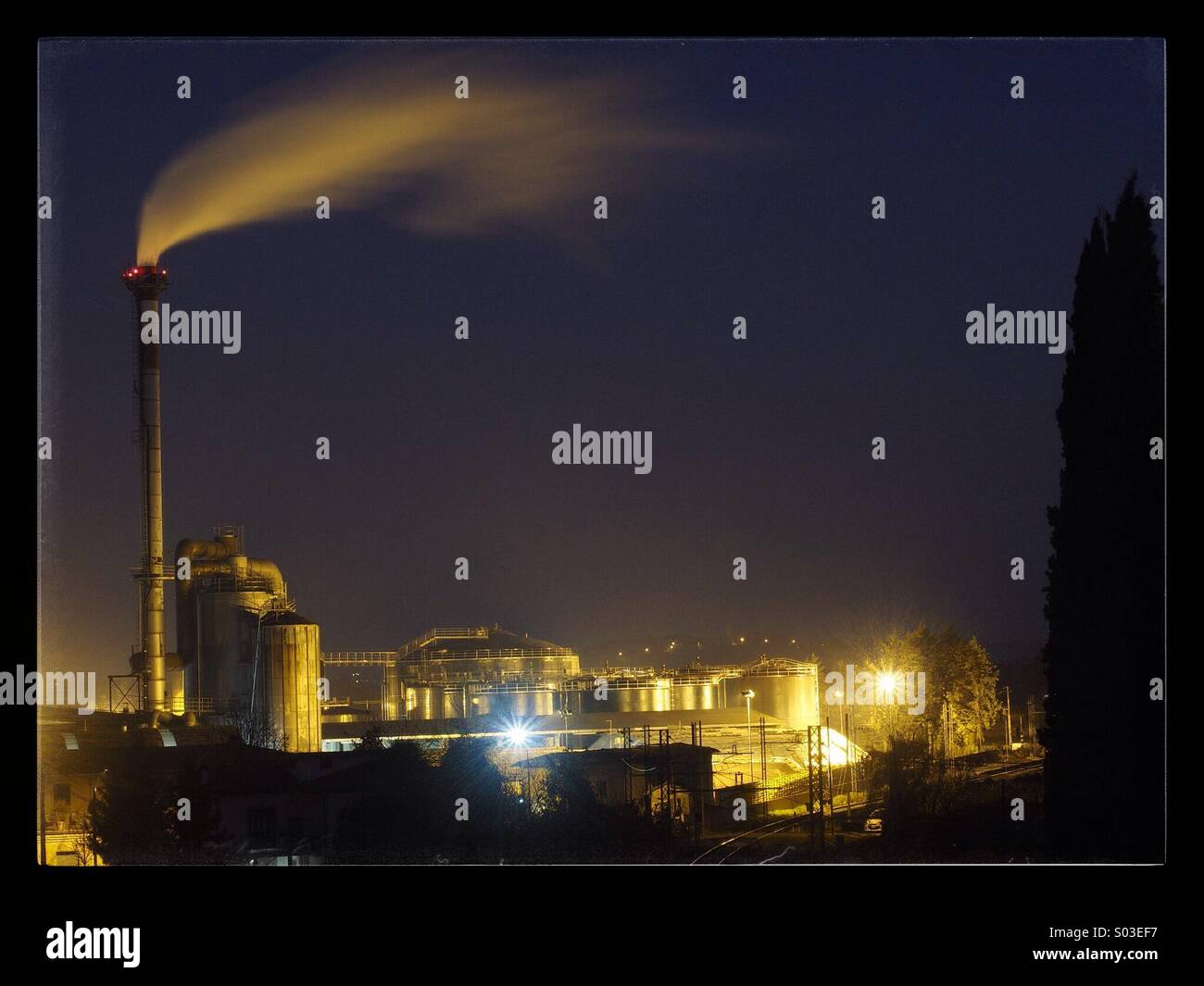 Stabilimento industriale di notte - Immagine stock catturata con smartphone