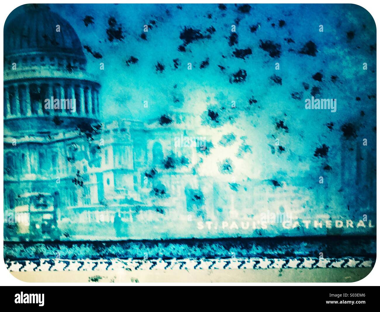 Vecchio arrugginito biscotto blu stagno con immagine della cattedrale di St Paul sul lato - Immagine stock catturata con smartphone