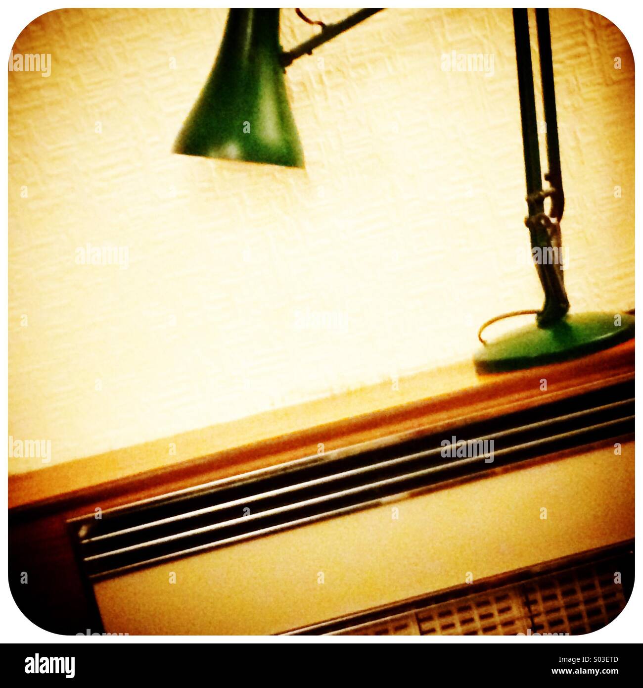 A partire dagli anni settanta stile di vita con un caminetto a gas e angolo poise lampada Foto Stock