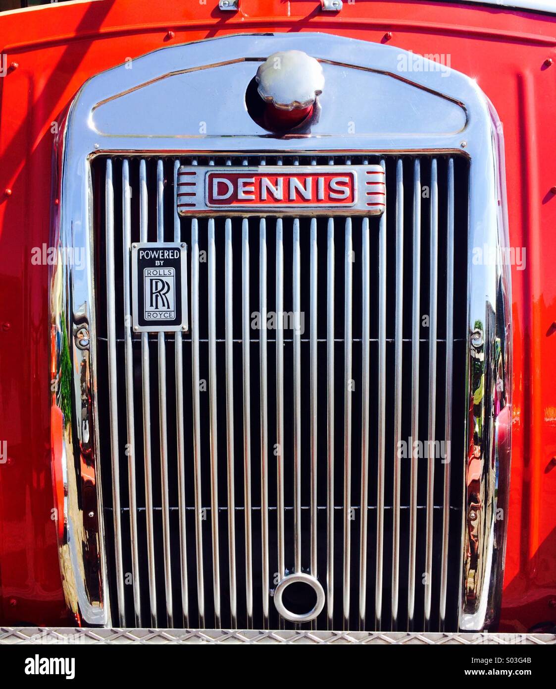 Un inizio di vintage restaurati Dennis fire anteriore del motore griglia cromata. Foto Stock