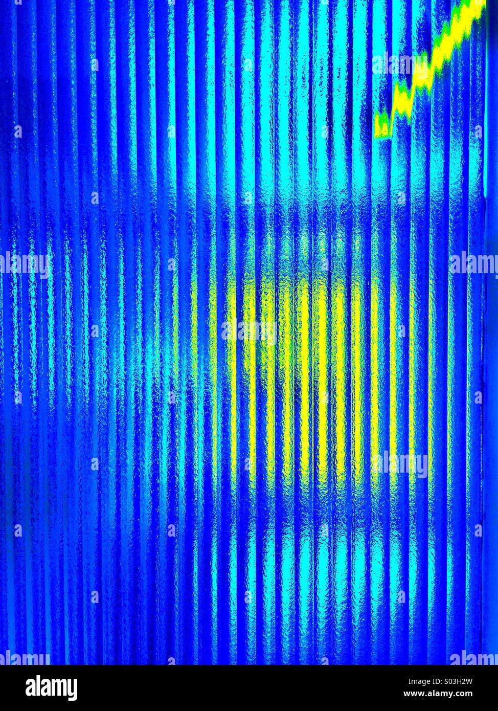 Colori e motivi attraverso degli anni settanta in vetro smerigliato porta - Immagine stock catturata con smartphone