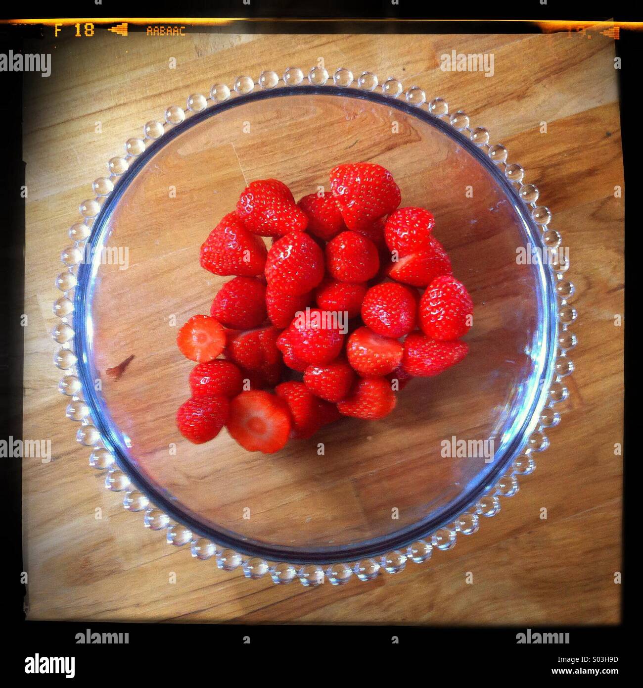 Le fragole in un recipiente di vetro - Immagine stock catturata con smartphone