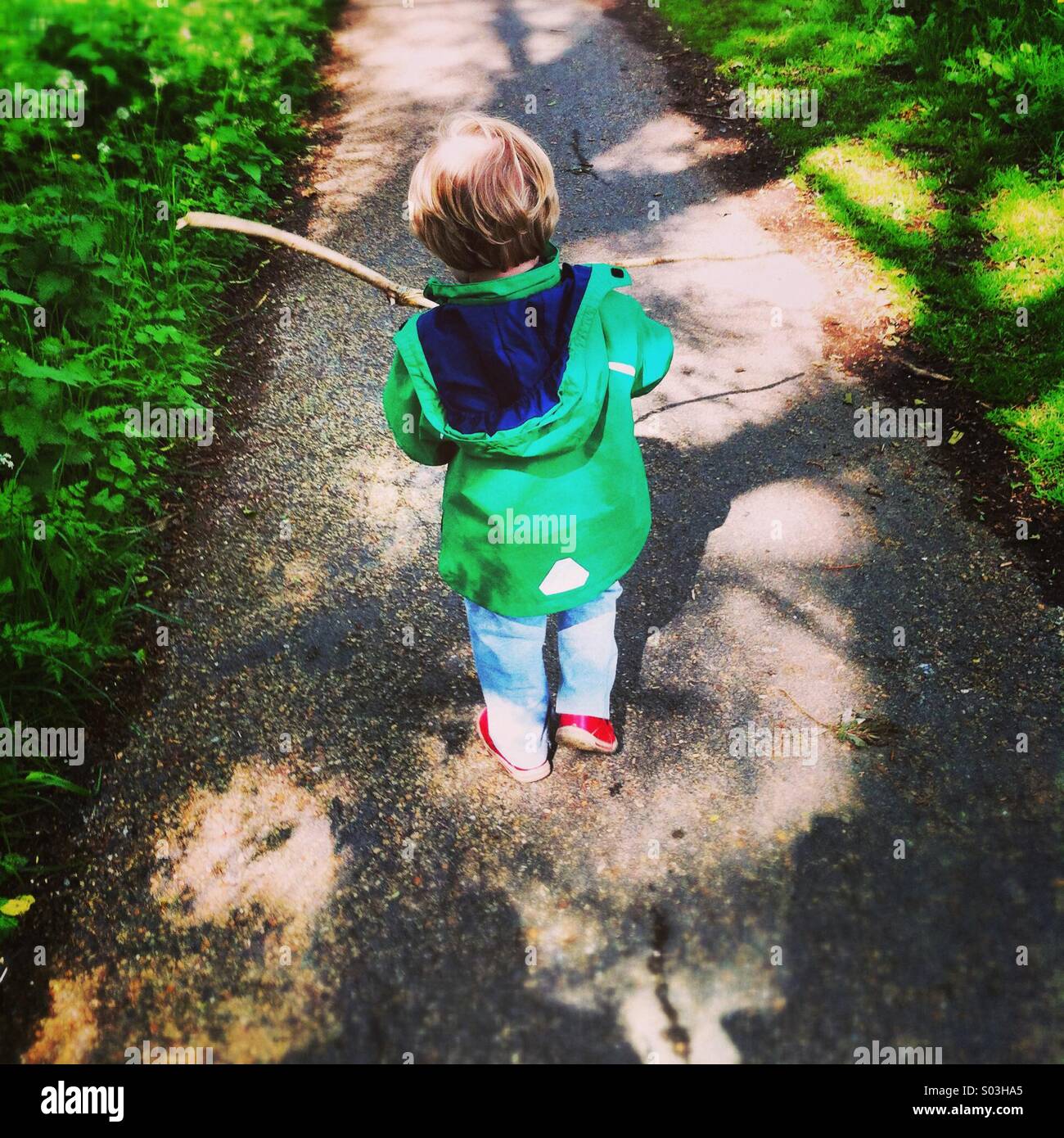 Ragazzo con un bastone - Immagine stock catturata con smartphone Ragazzo con un bastone - Immagine stock catturata con smartphone