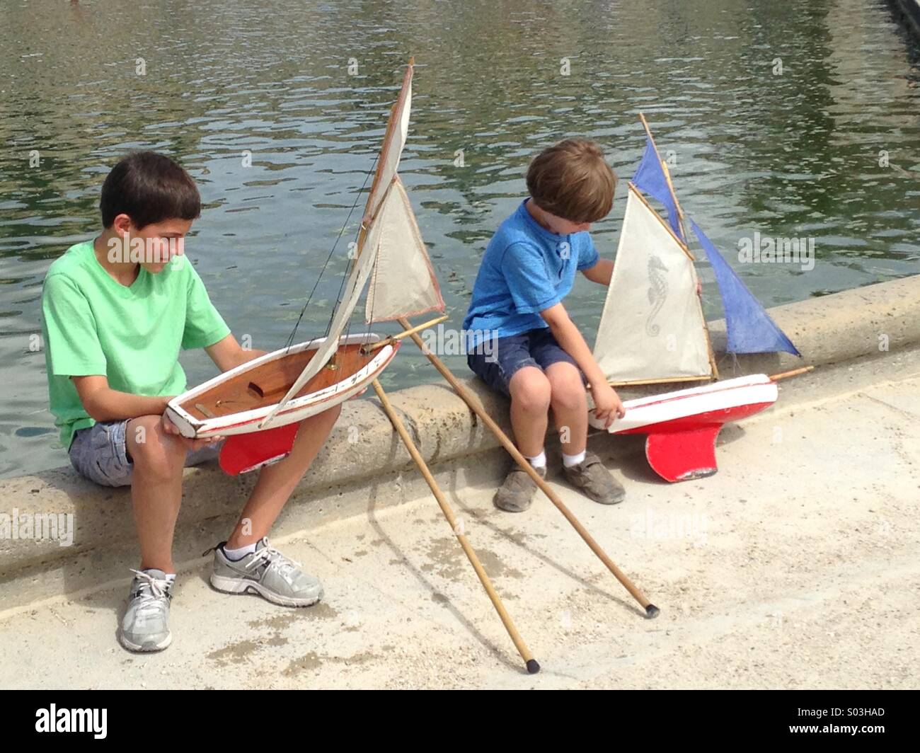 Due ragazzi con le loro barche a vela nei giardini di Lussemburgo, a Parigi. Foto Stock
