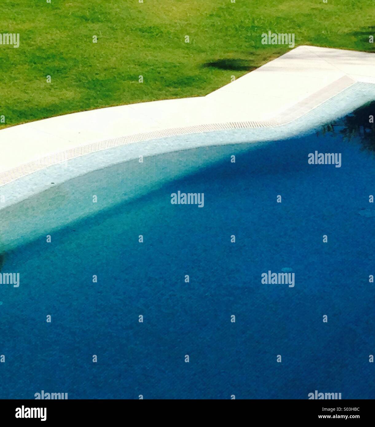 Piscina forme grafiche blu verde bianco e tempo di estate - Immagine stock catturata con smartphone