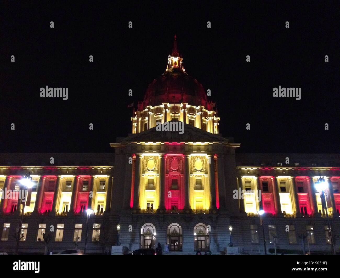 La città di San Francisco Hall di notte - Immagine stock catturata con smartphone